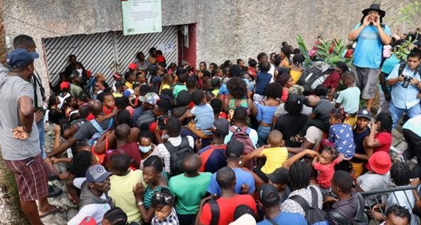 Miles de migrantes protestan para exigir asilo en la frontera sur de México