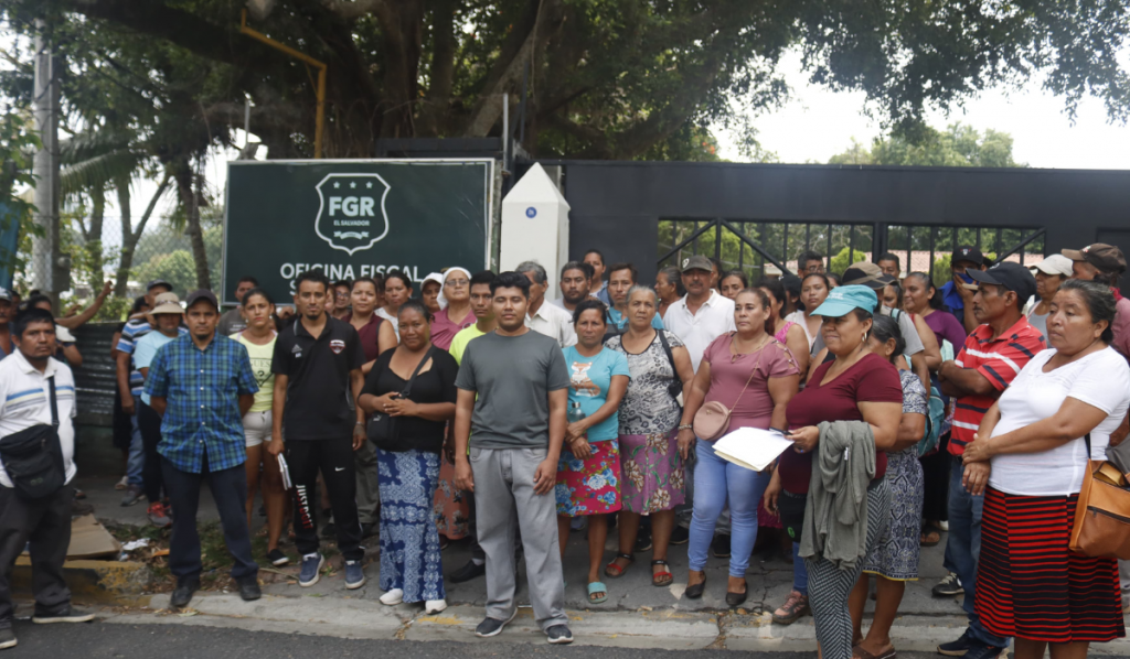 Habitantes de hacienda La Floresta han tenido que alquilar o vivir con familiares luego que demolieran sus viviendas