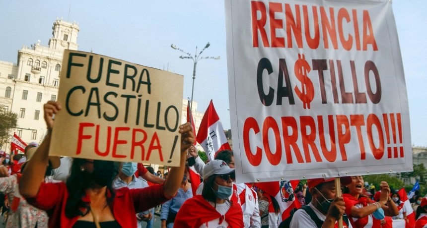 Castillo, sin partido y en riesgo de una acusación constitucional, se resiste a caer