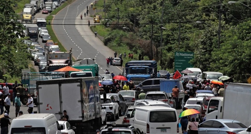 Acordaron la baja del precio de los combustibles y se despejaron las rutas