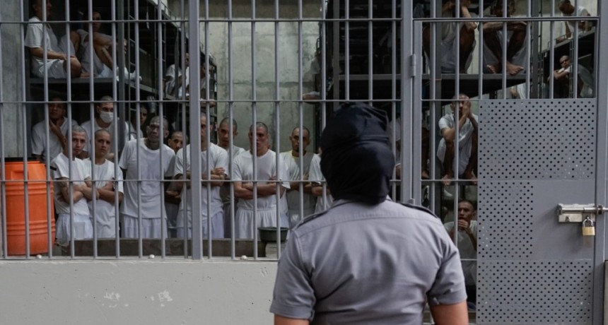Más de 3.000 menores detenidos en El Salvador bajo régimen de excepción, denuncia HRW