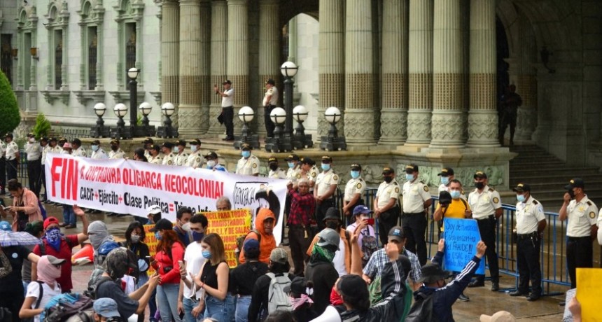 Otra masiva protesta contra el gobierno conservador y más denuncias de corrupción