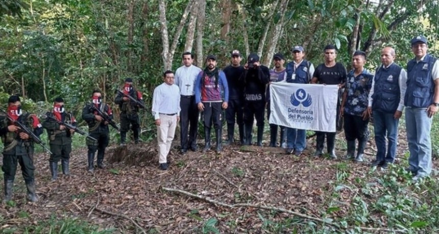 El ELN liberó a policías y militares secuestrados tras el anuncio de conversaciones de paz