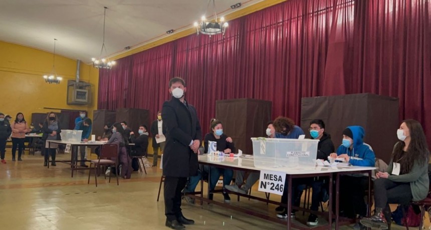 Boric votó en Punta Arenas: llamó a los chilenos a 
