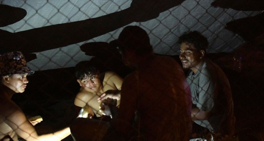 Rescataron a 121 migrantes hacinados en el interior de un camión abandonado en México