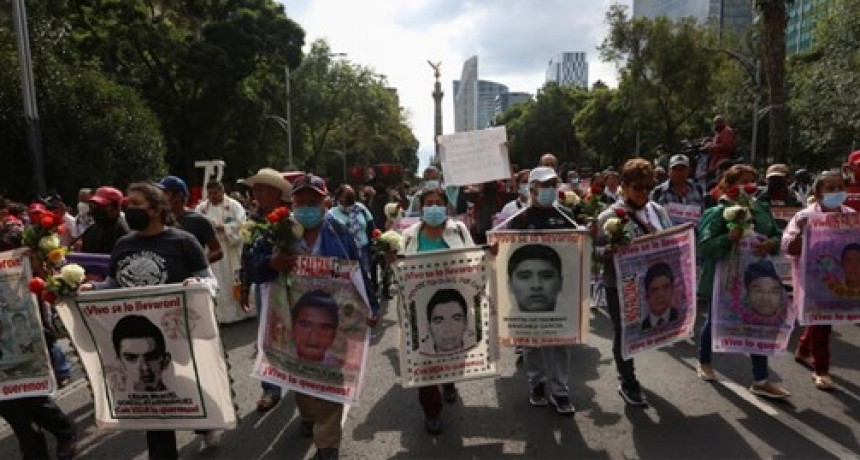 Miles de personas marchan para exigir la verdad sobre la desaparición de los estudiantes de Ayotzinapa