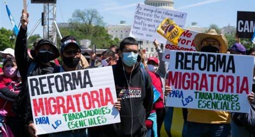 Manifestacion de migrantes acompañados por  Sicsal Washington  frente a la corte suprema de EE.UU.