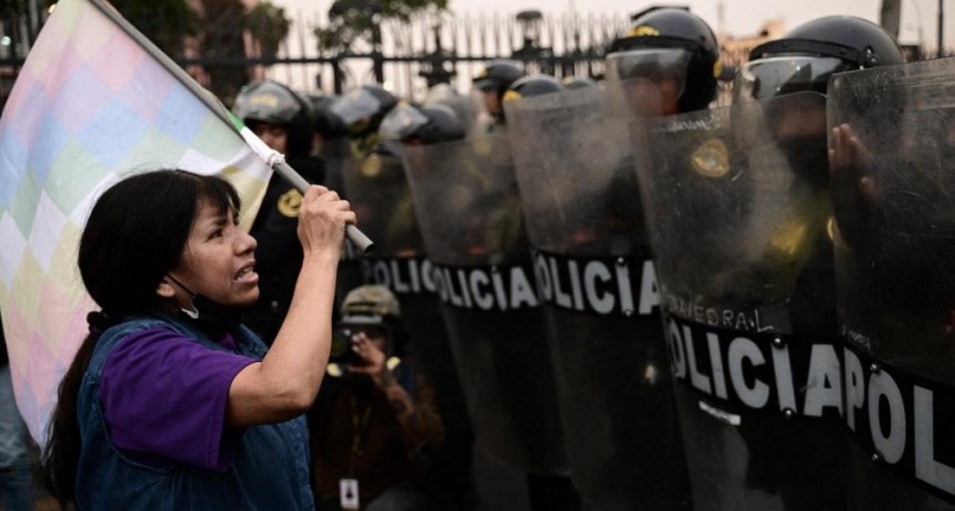 Renunciaron dos ministros de Perú en rechazo a la represión que dejó 18 muertos