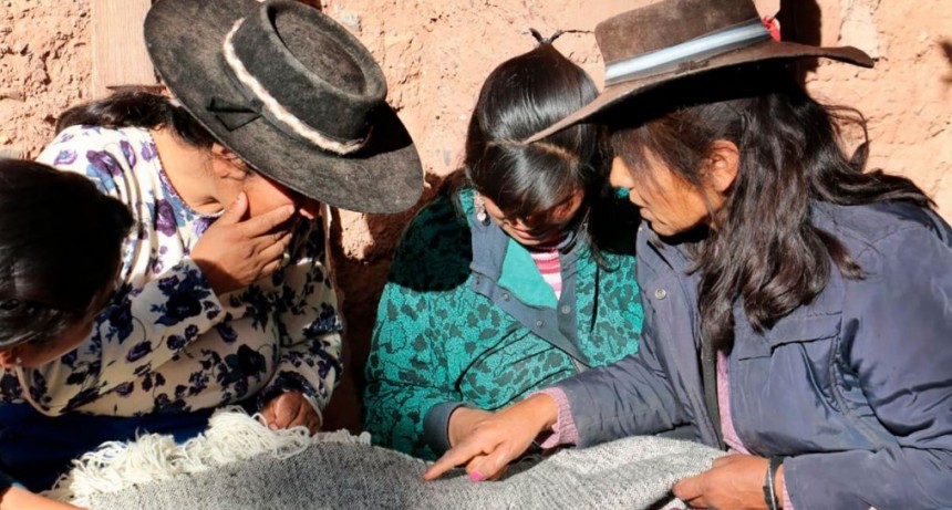 Mujeres artesanas preservan técnicas ancestrales de tejido para salvaguardar su cultura